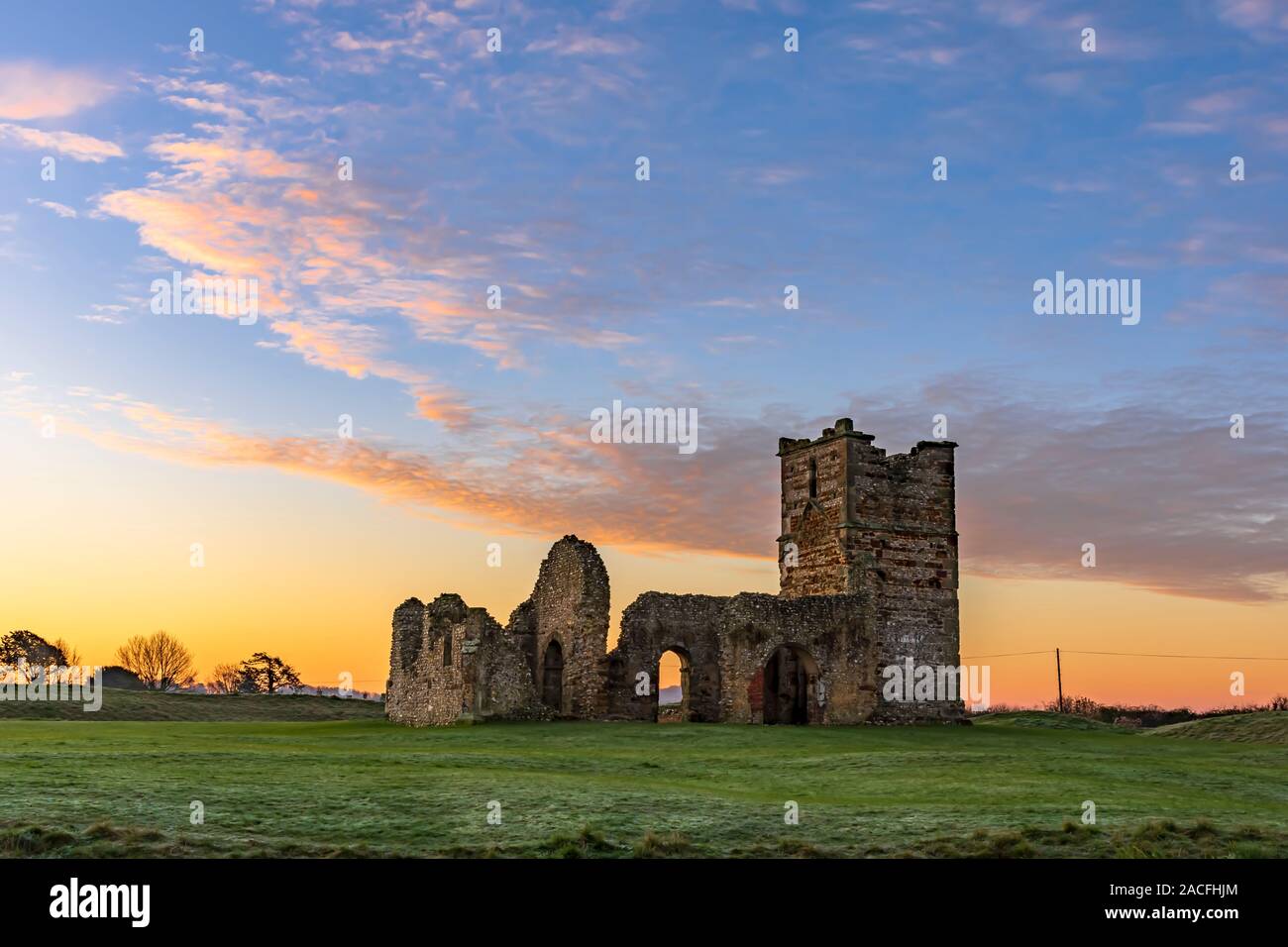 Knowlton chiesa sotto il Dorset sunrise sky. Foto Stock