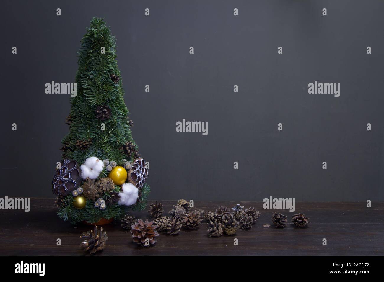 Albero di Natale fatto di rami di abete e decorate con materiali naturali e molti coni Foto Stock