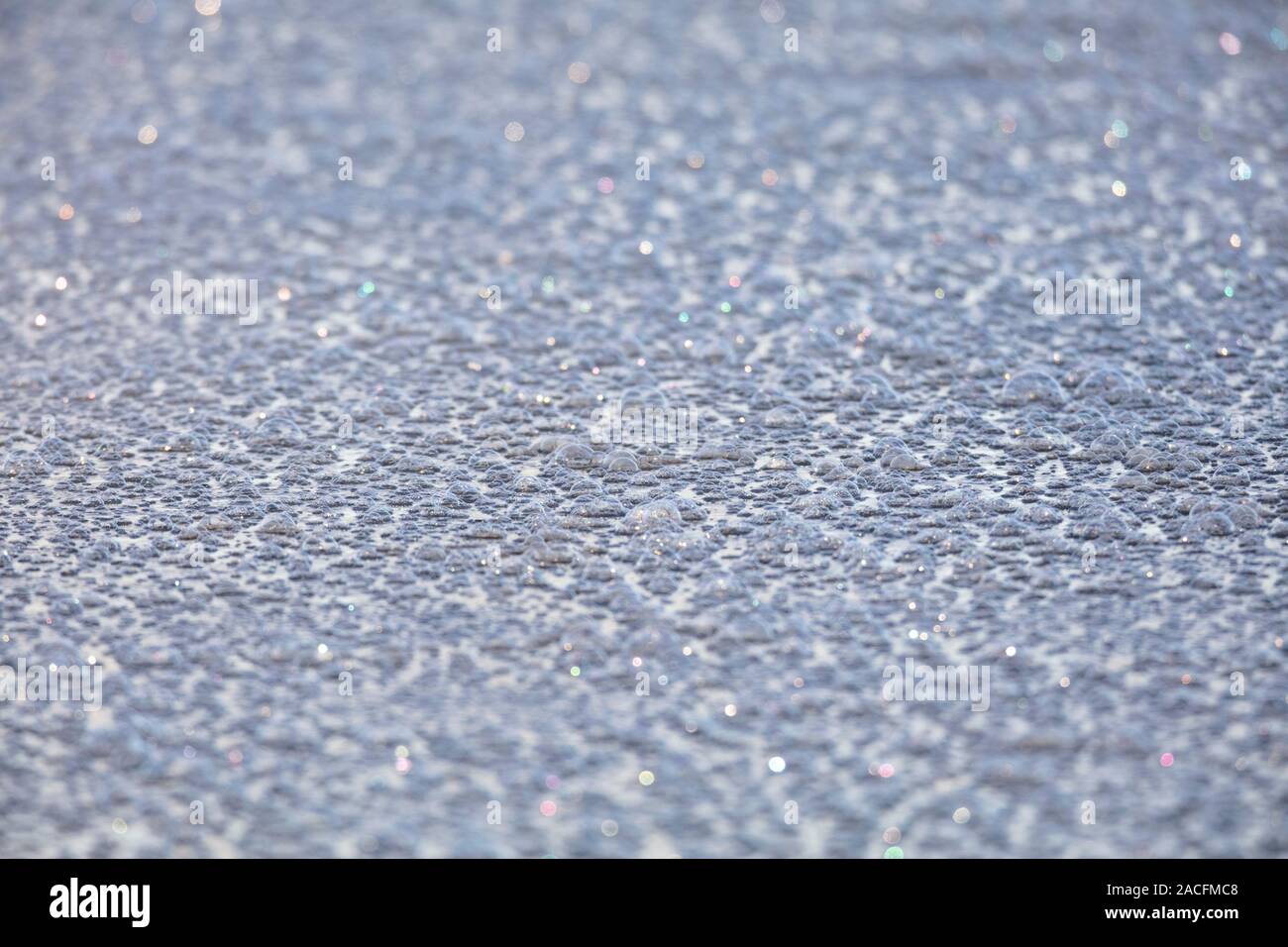 La bolla d'aria sulla superficie del laghetto di acque reflue, Abstract sfondo di bolle Foto Stock