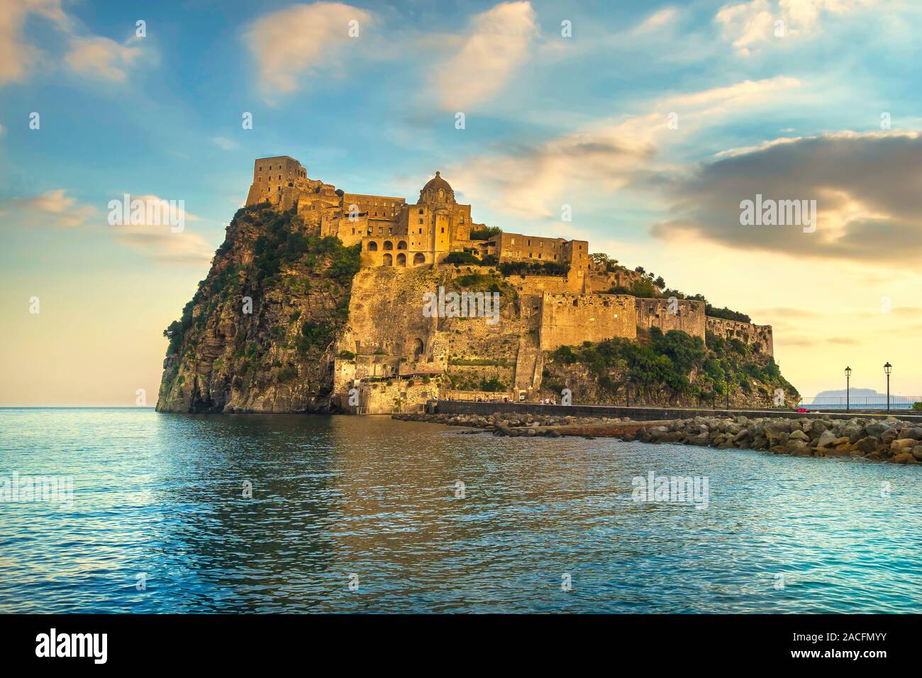 Isola di Ischia e aragonesi il castello medievale o Ischia Ponte. Destinazione di viaggio vicino a Napoli in Campania, Italia. L'Europa. Foto Stock