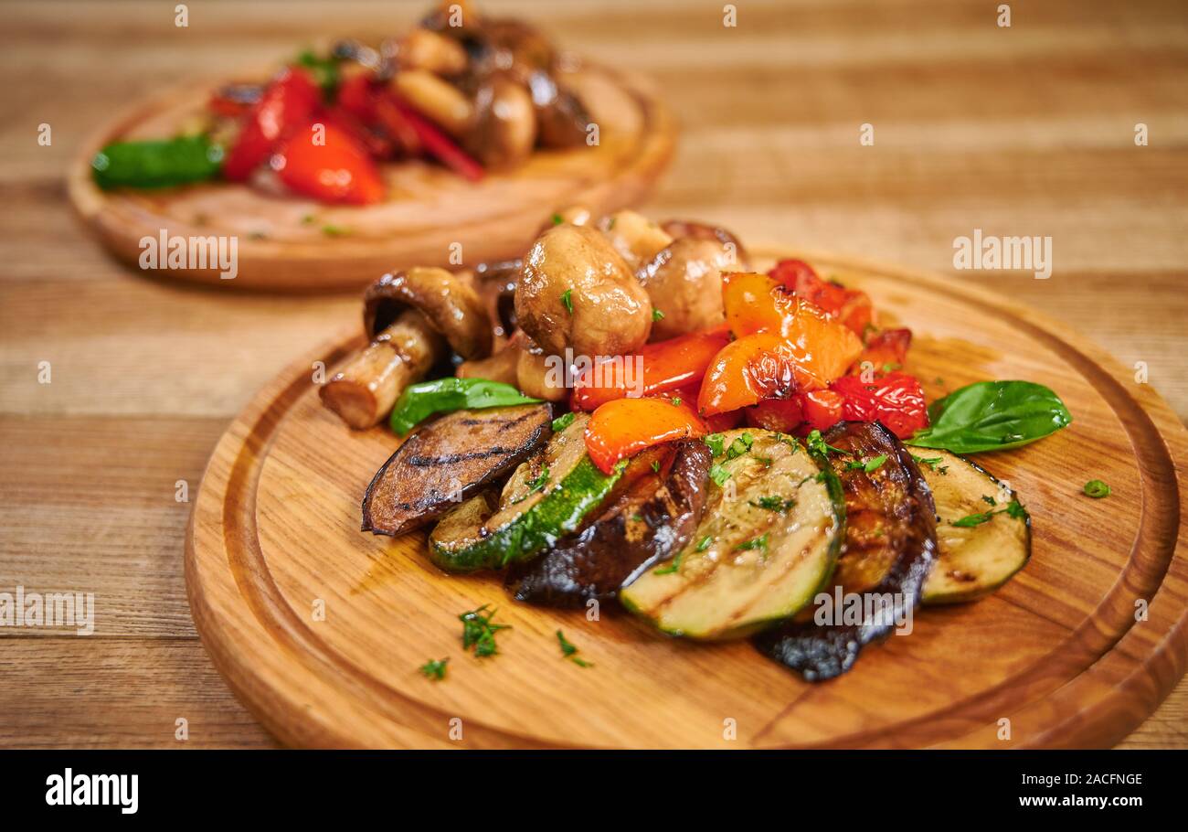 Grigliata di verdure mescolare sul piatto di legno Foto Stock