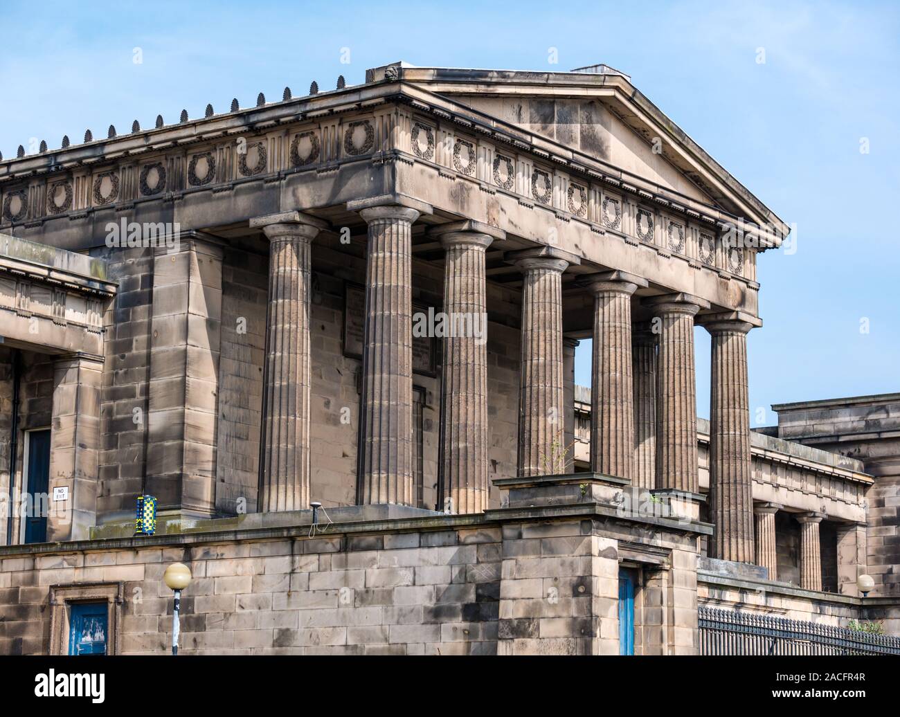 Derelitti old Royal High School edificio in stile revival greco, con colonne e il portico Regent Road, Edimburgo, Scozia, Regno Unito Foto Stock