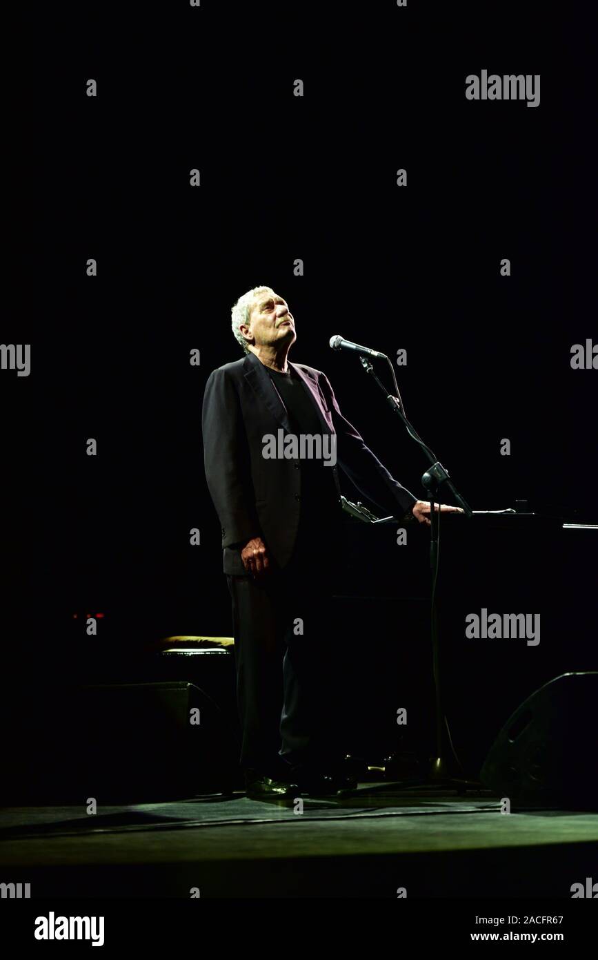 Napoli, Italia. 02Dec, 2019. Il cantante italiano, pianista e compositore Paolo Conte performing live al Teatro San Carlo di Napoli con il suo tour "50 anni di azzurro". (Foto di Paola Visone/Pacific Stampa) Credito: Pacific Press Agency/Alamy Live News Foto Stock