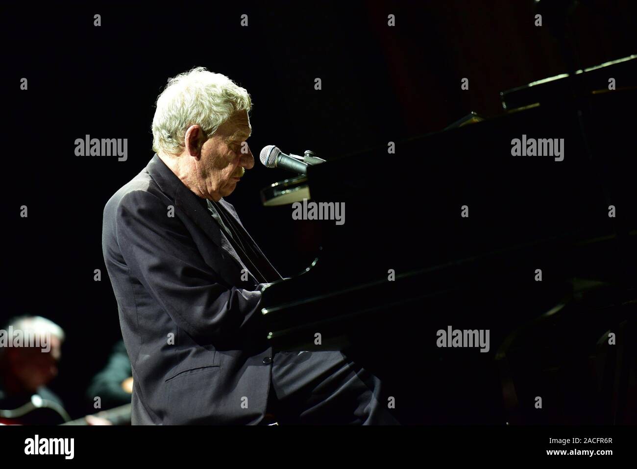 Napoli, Italia. 02Dec, 2019. Il cantante italiano, pianista e compositore Paolo Conte performing live al Teatro San Carlo di Napoli con il suo tour "50 anni di azzurro". (Foto di Paola Visone/Pacific Stampa) Credito: Pacific Press Agency/Alamy Live News Foto Stock