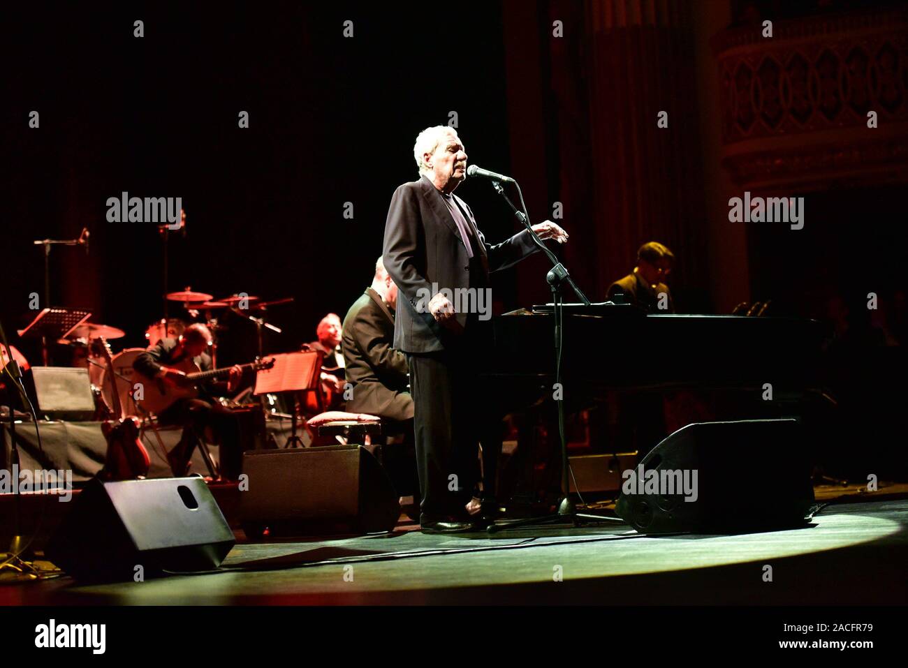 Napoli, Italia. 02Dec, 2019. Il cantante italiano, pianista e compositore Paolo Conte performing live al Teatro San Carlo di Napoli con il suo tour "50 anni di azzurro". (Foto di Paola Visone/Pacific Stampa) Credito: Pacific Press Agency/Alamy Live News Foto Stock