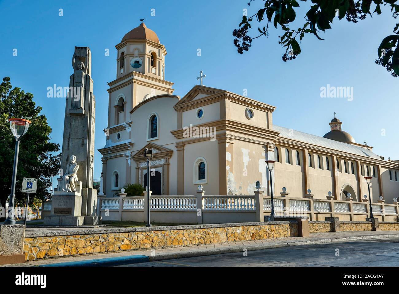 San Michele Arcangelo la Chiesa, con il monumento a Salvador Brau y Asencio sulla sinistra, Cabo Rojo Plaza, Cabo Rojo, Puerto Rico Foto Stock
