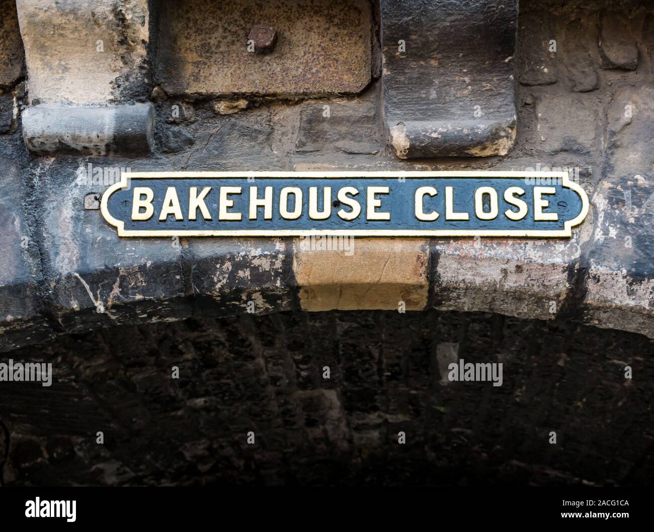 Il vecchio ingresso ad arco a Bakehouse chiudere con il nome della strada segno, Royal Mile di Edimburgo, Scozia, Regno Unito Foto Stock