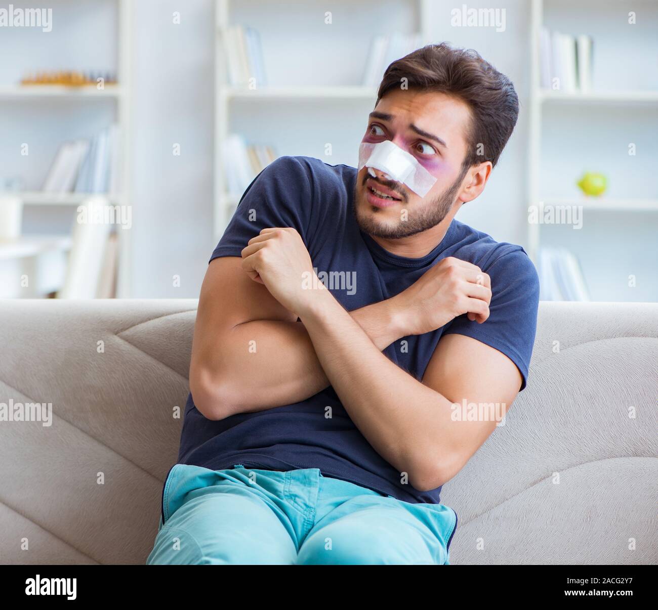 Giovane uomo recuperando la guarigione a casa dopo un intervento di chirurgia plastica naso job Foto Stock