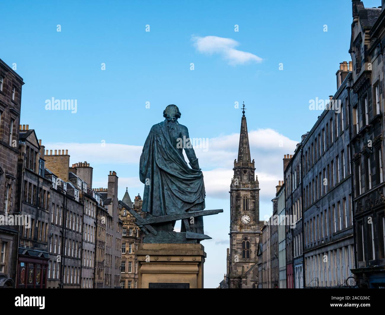 Adam Smith statua e edifici storici lungo il Royal Mile sulla giornata soleggiata con cielo blu, Edimburgo, Scozia, Regno Unito Foto Stock