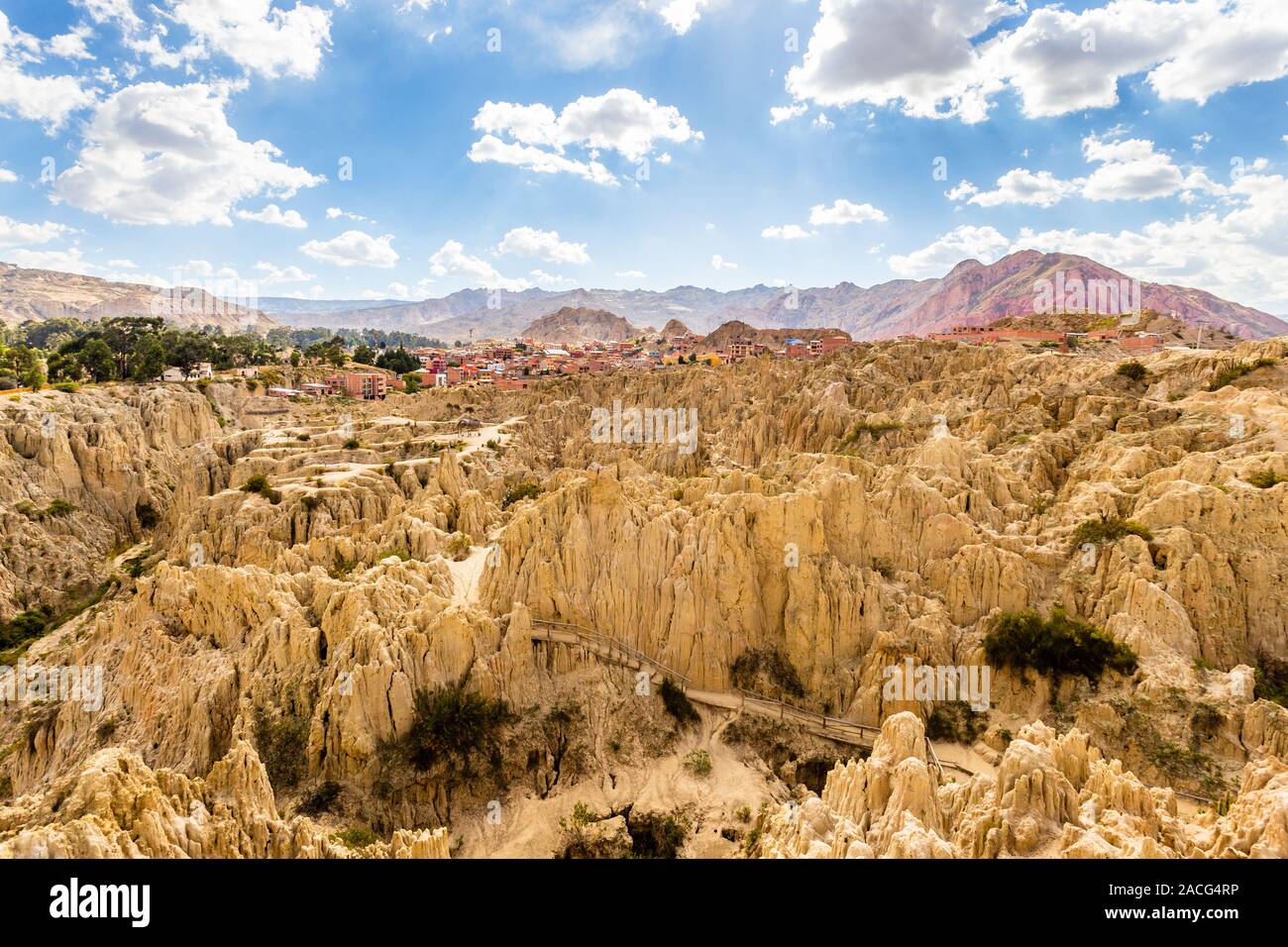 Labirinto di Valle della Luna o Valle De La Luna ha eroso i picchi di arenaria, con la città di La Paz sobborgo e montagne sullo sfondo, Bolivia Foto Stock