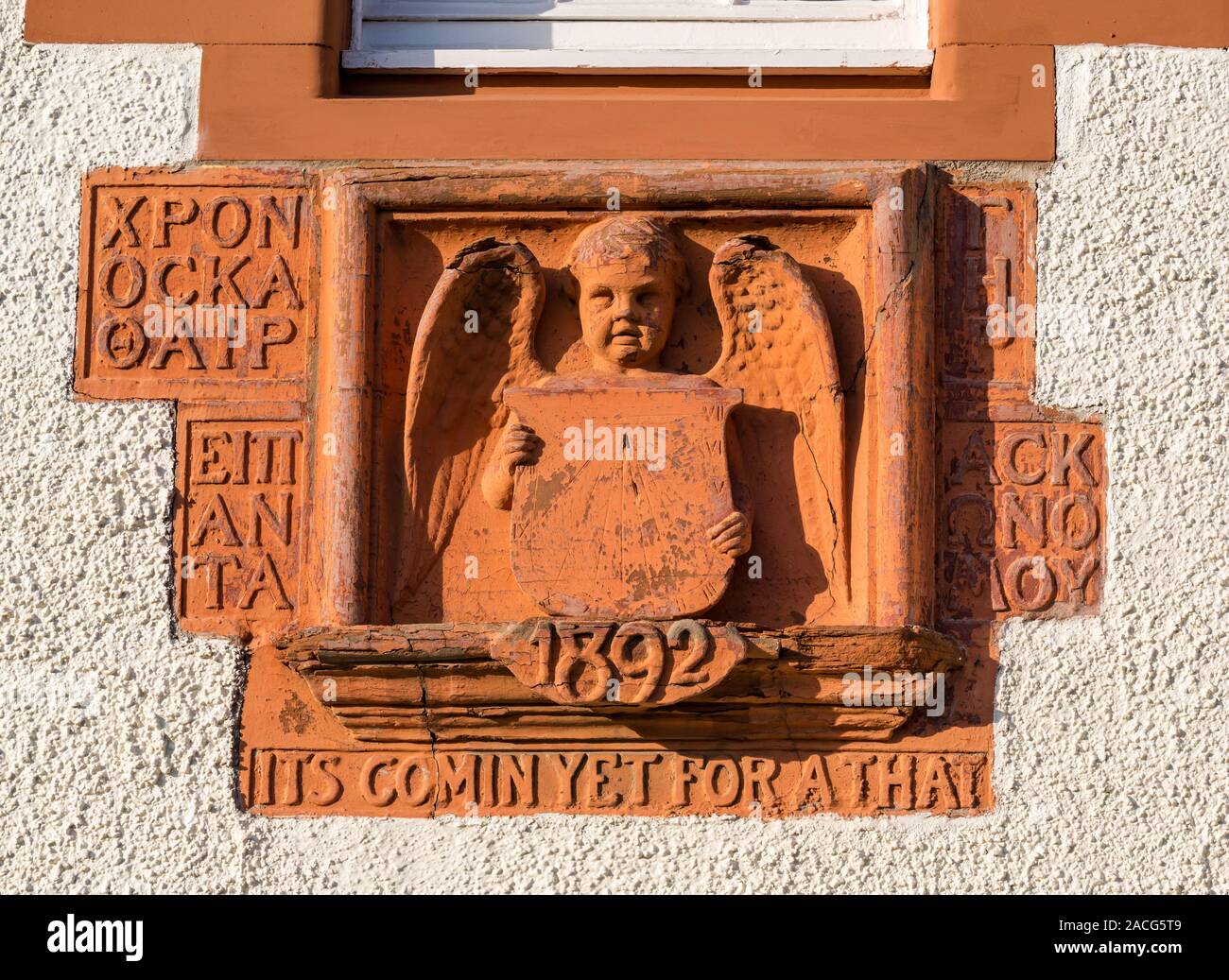 Scolpita datata 1892 figura di angelo e iscrizione, Royal Mile di Edimburgo, Scozia, Regno Unito Foto Stock