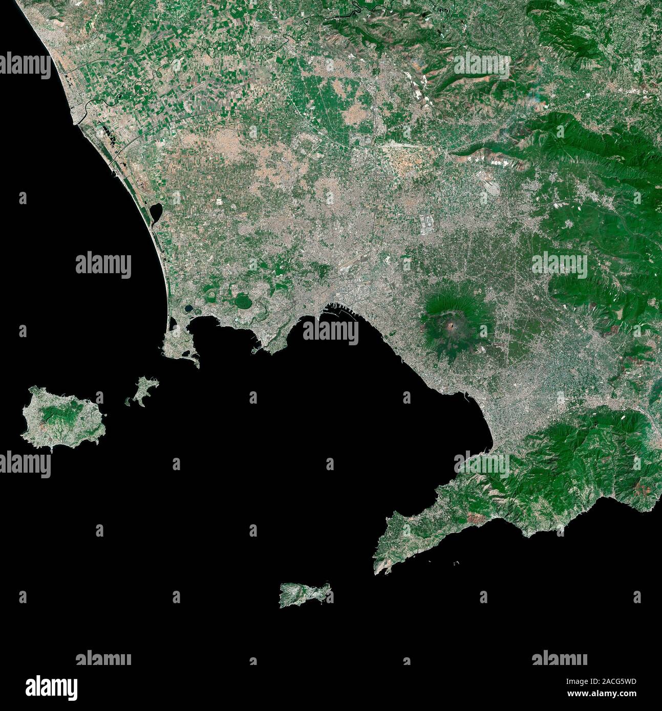 Golfo di Napoli, Italia. Immagine satellitare del Golfo di Napoli e sulla  costa mediterranea dell'Italia. Il Nord è in alto. La baia è delimitata a  nord dal Foto stock - Alamy