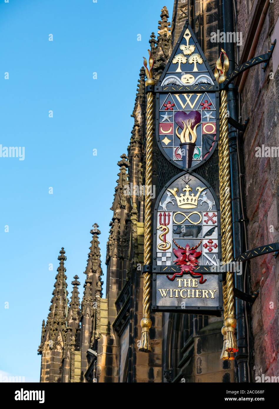 Il fascino di elaborare segno ornati, Castlehill, Royal Mile di Edimburgo, Scozia, Regno Unito Foto Stock