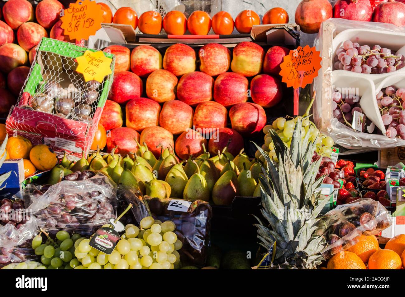 Pressione di stallo di frutta con un sacco di diversi di frutta fresca. Foto Stock
