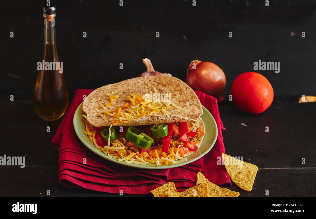 Quesadilla con pomodoro e olio d'oliva, pepe e aglio Foto Stock