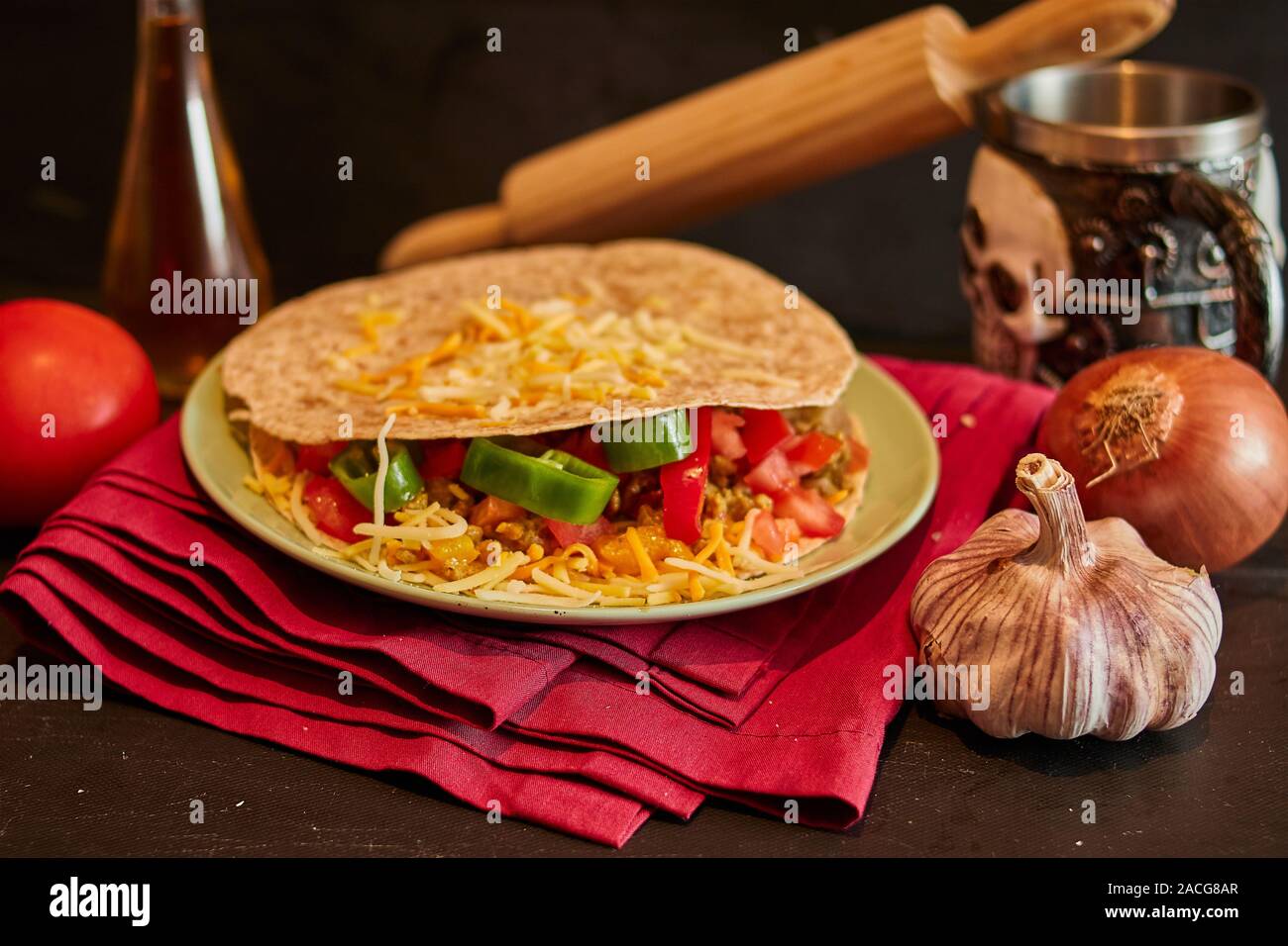 Quesadilla con pomodoro e olio d'oliva, pepe e aglio Foto Stock