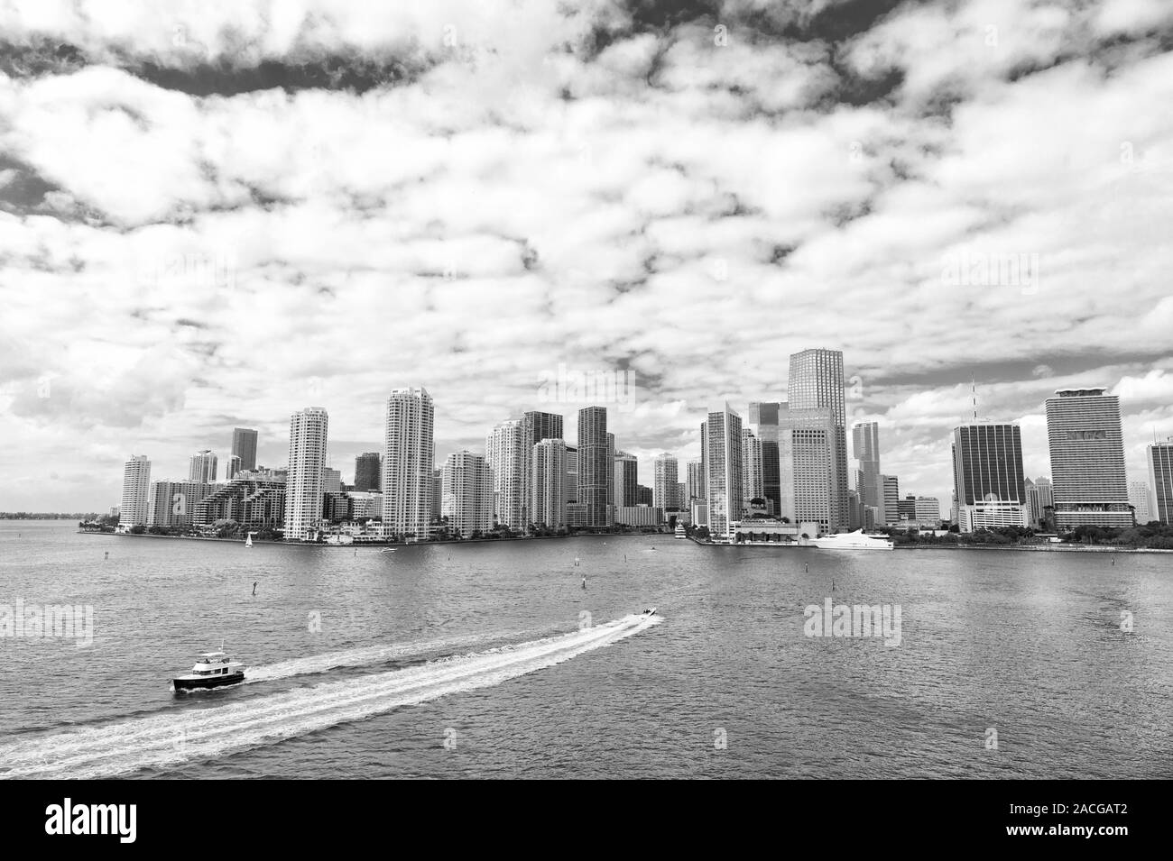 Grattacieli e azzurre acque dell'oceano. Deve vedere attrazioni. Miami ha un oceano Atlantico waterfront foderato con porti turistici. Il centro di Miami è urbano city center basato intorno al quartiere centrale degli affari di Miami. Foto Stock
