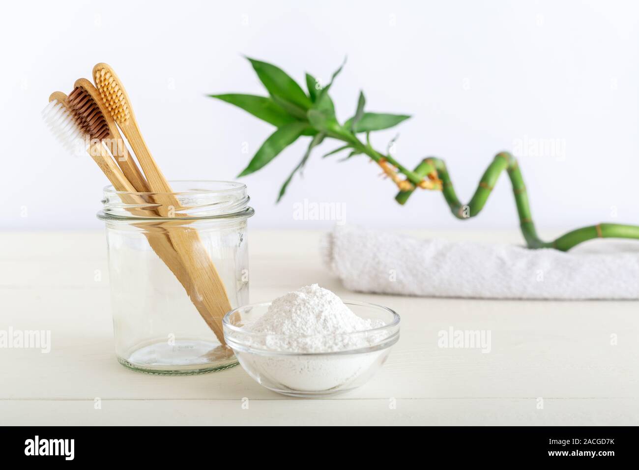 Il bambù spazzolini da denti e dentifricio in polvere di dente su sfondo bianco. Bagno naturale prodotti, piante di bambù.naturali biodegradabili spazzolino da denti di bambù.Eco Foto Stock