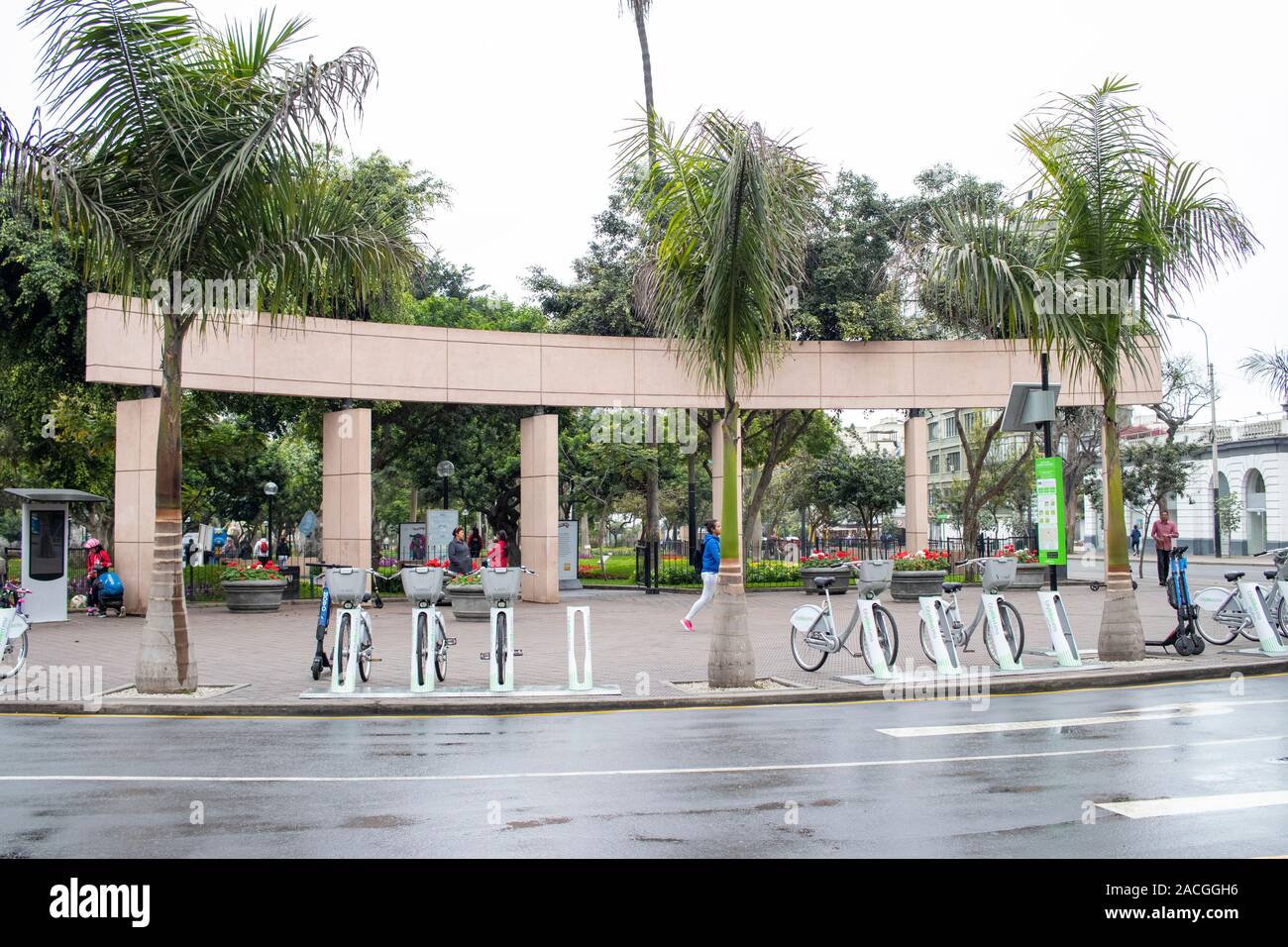 LIMA, Perù - SEP 08TH 2019: mezzi alternativi di trasporto per gli abitanti della città di Lima in Perù Foto Stock
