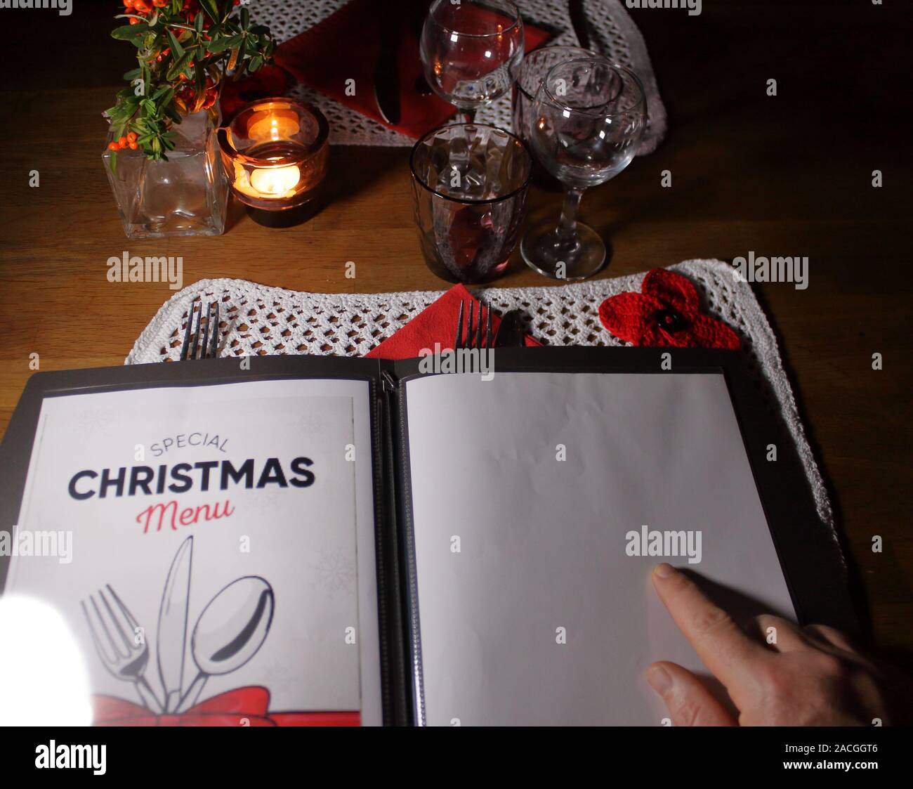 Tavola di natale con speciali menù,candela, una romantica lay Foto Stock