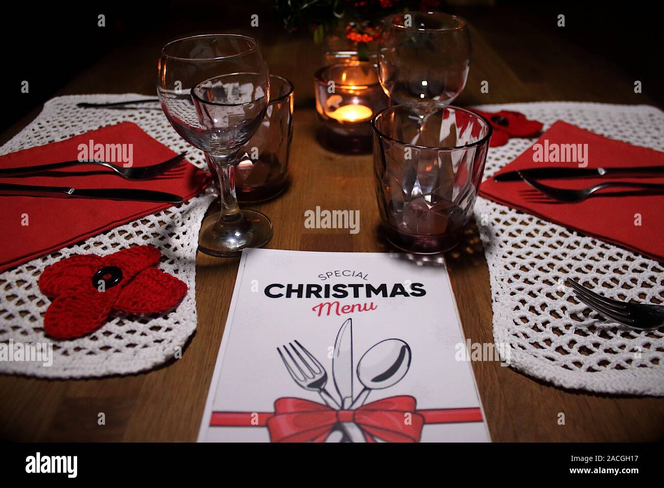 Tavola di natale con speciali menù,candela, una romantica lay Foto Stock