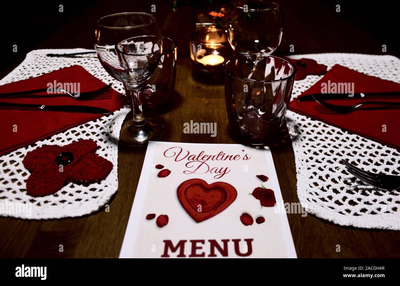 San Valentino tavolo preparato per un paio di amanti Foto Stock