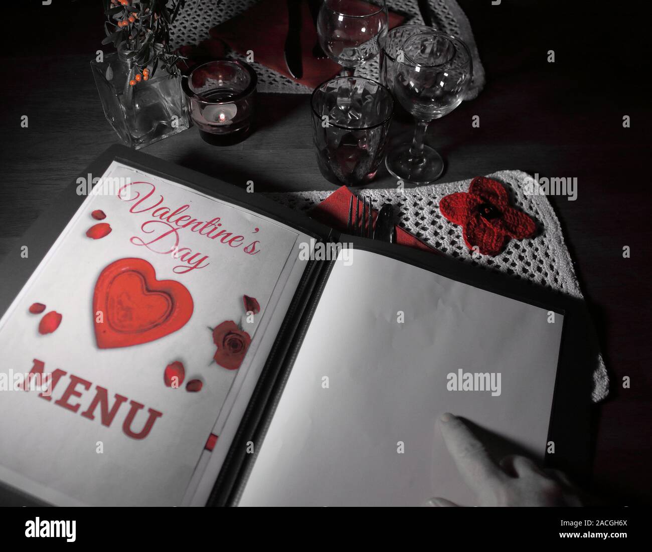 San Valentino tavolo preparato per un paio di amanti Foto Stock