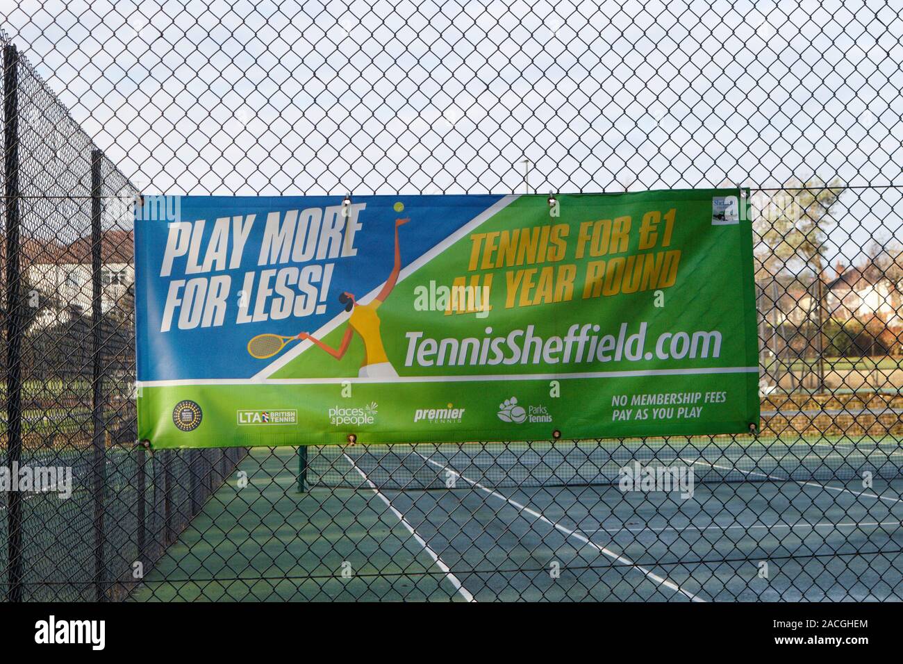 Gioca di più per meno, Banner pubblicitari, Millhouses Park Campi da Tennis, Sheffield REGNO UNITO Foto Stock