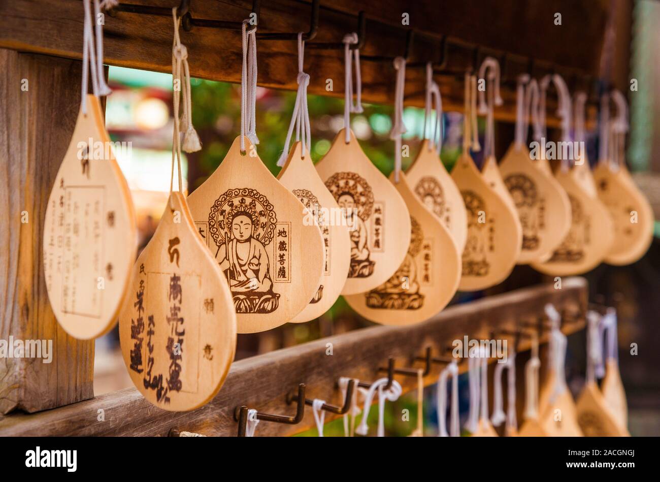 La religione e la spiritualità del Giappone. Buddista in legno pendenti amuleti in Tempio di Asakusa Foto Stock