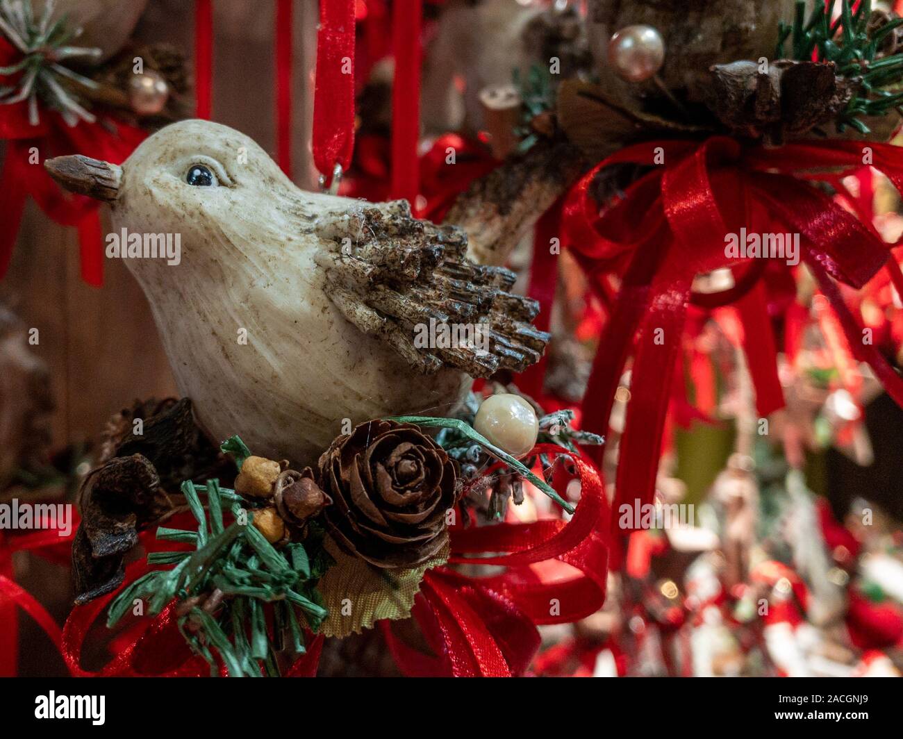 Milano, Italia - 1 Dicembre 2019: decorazioni a un mercato di Natale all'interno di Artigiano in Fiera, artigiani' equo Foto Stock