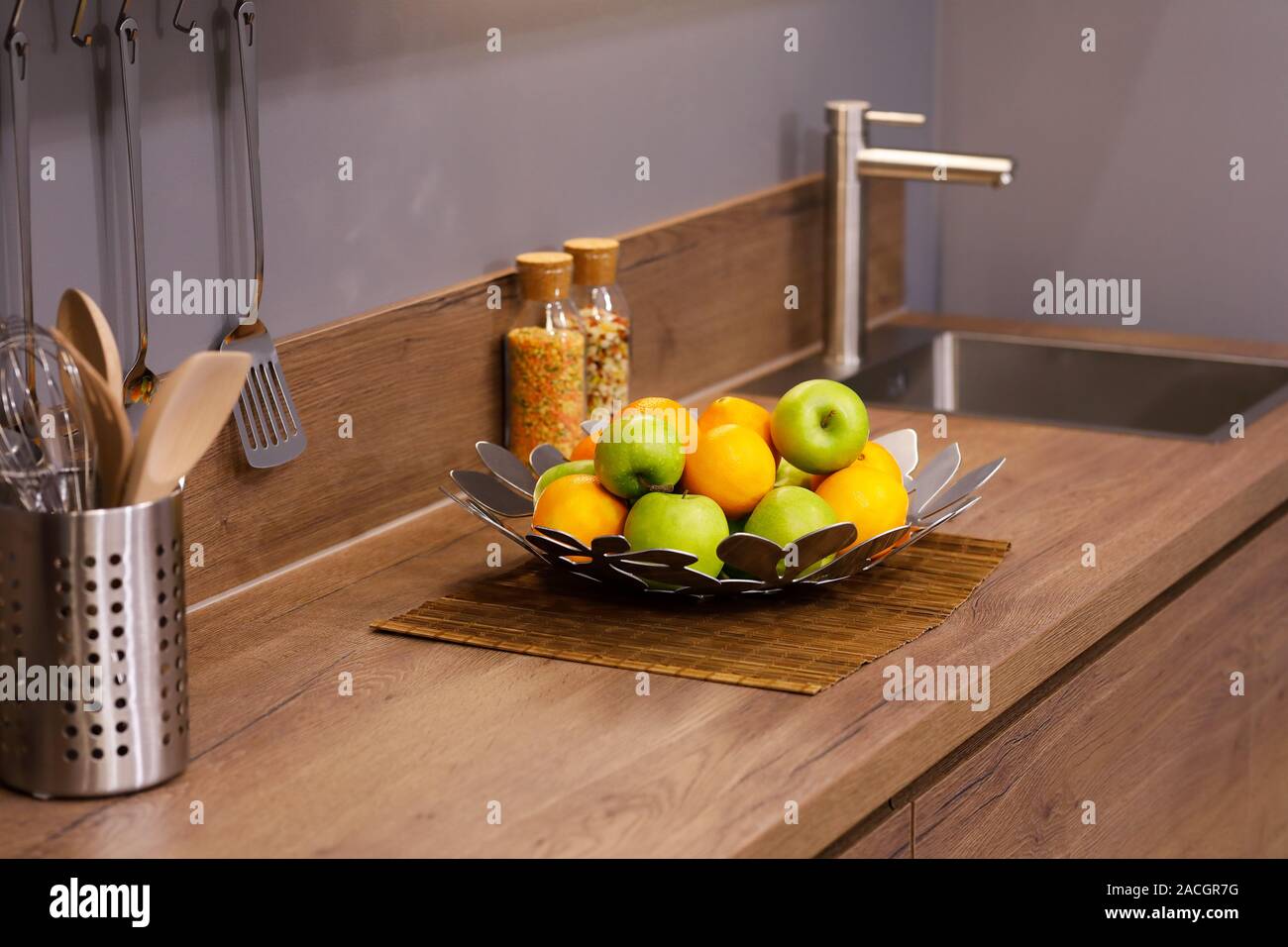 Mele e arance in cucina in legno contatore. Messa a fuoco selettiva. Foto Stock