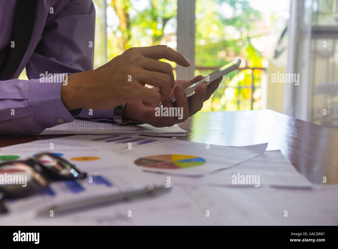 Imprenditore o contabile che lavora sulla calcolatrice per calcolare i dati aziendali concetto. Contabilità,investment advisor consulting situazione del financia Foto Stock