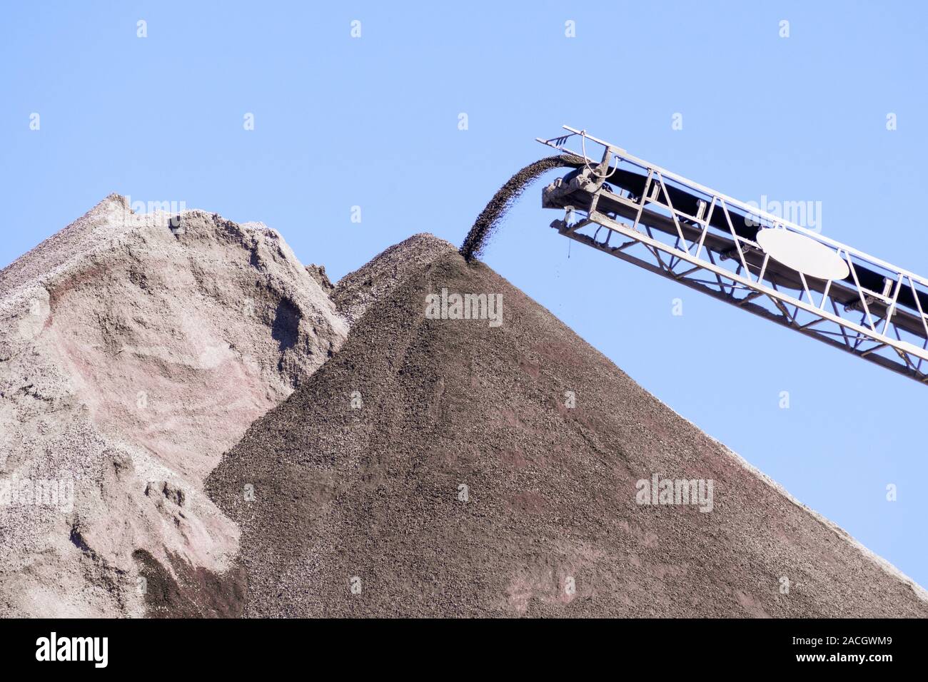 Pile di materiali da costruzione in corrispondenza di una stazione di recupero nella parte sud di San Francisco Bay Area; Foto Stock