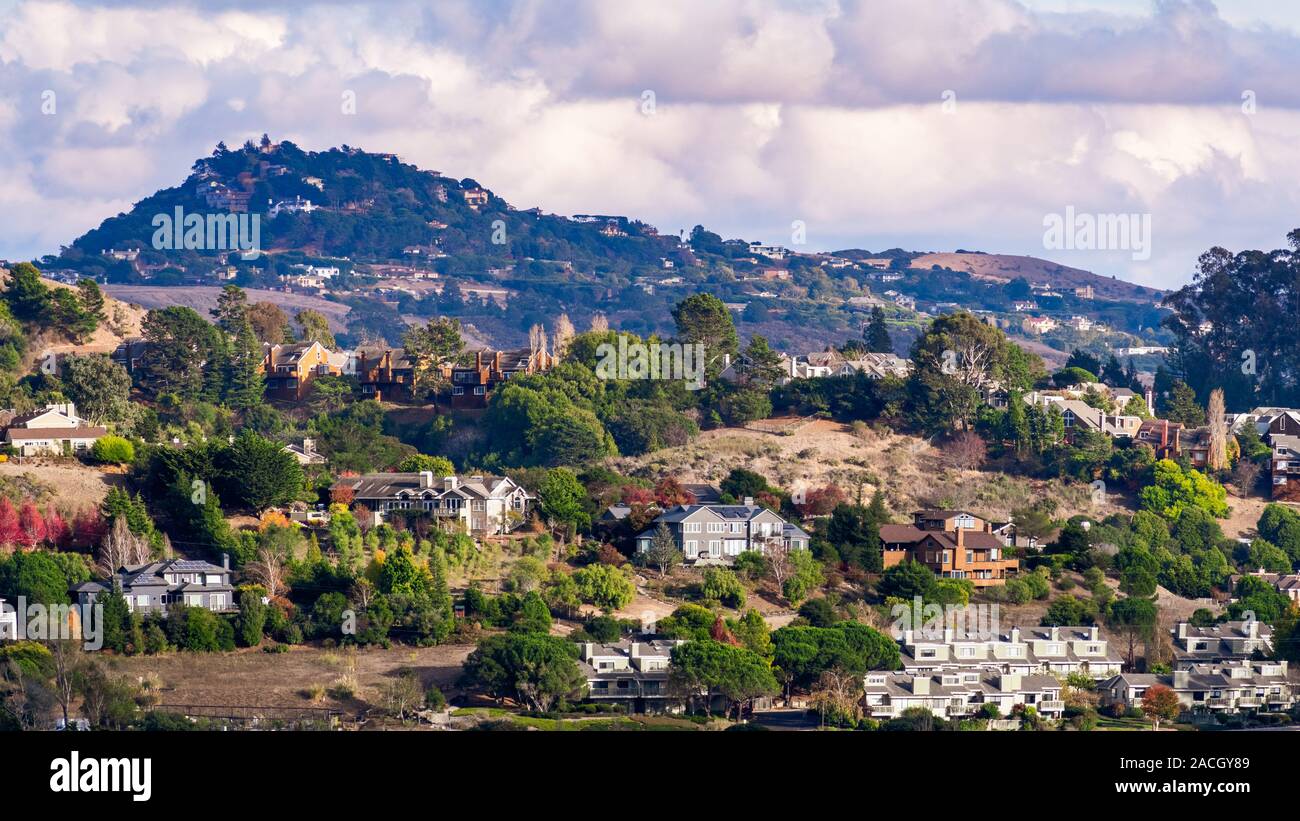 Vista aerea del quartiere residenziale con case sparse costruire sul pendio della collina, Mill Valley, a nord di San Francisco Bay Area, California Foto Stock