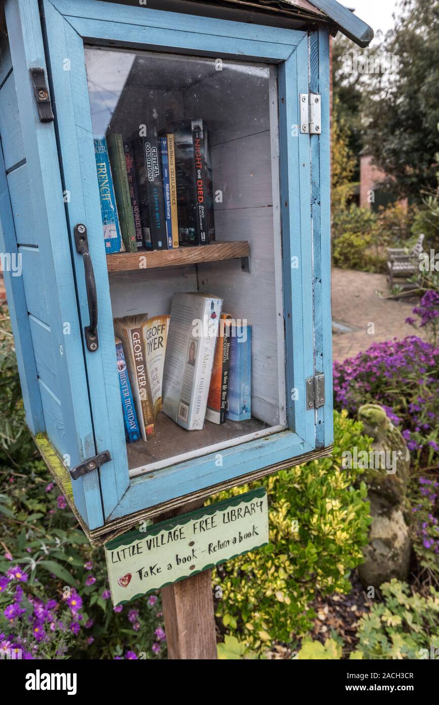 Piccolo villaggio libreria gratuita, libro exchange, Swinfen, Staffordshire, England, Regno Unito Foto Stock