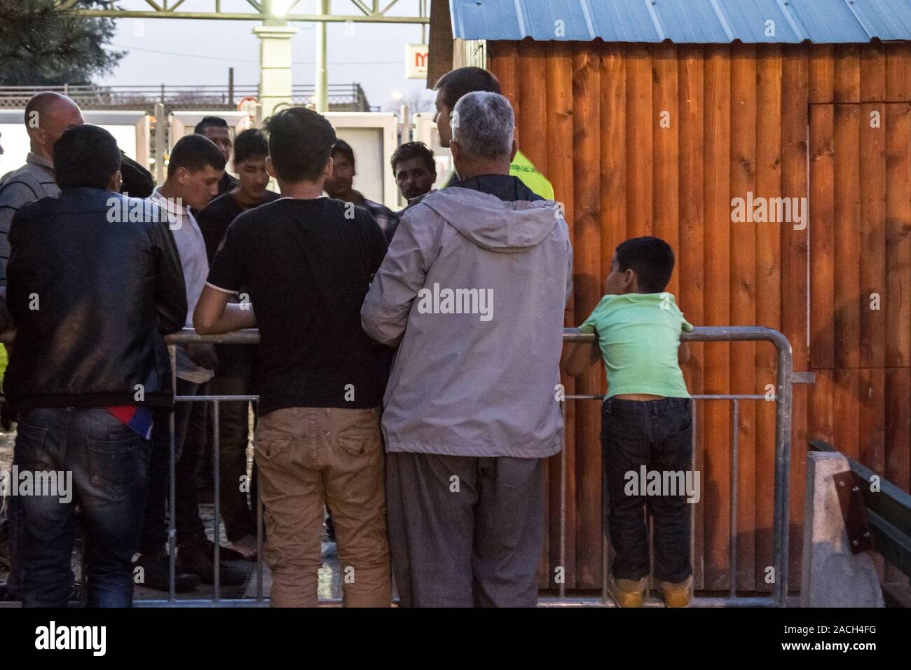 Belgrado, Serbia - Aprile 4, 2016: i rifugiati dalla Siria e Afghanistan, vecchi e giovani uomini e bambini, in attesa degli aiuti e il cibo in un rifugio gestito da volontari Foto Stock