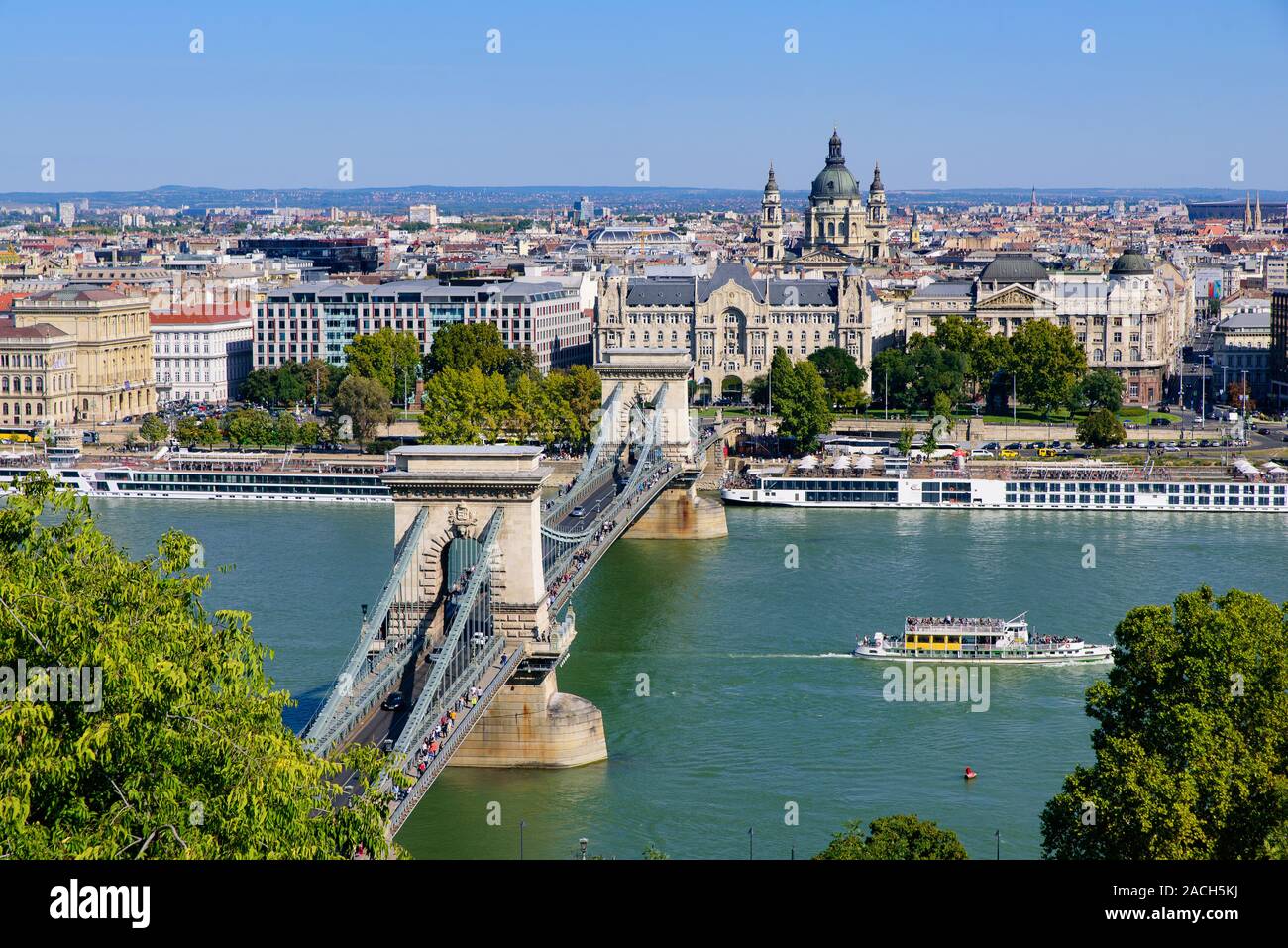 Vista aerea della catena Széchenyi ponte che attraversa il fiume Danubio il collegamento di Buda e Pest, Budapest, Ungheria Foto Stock