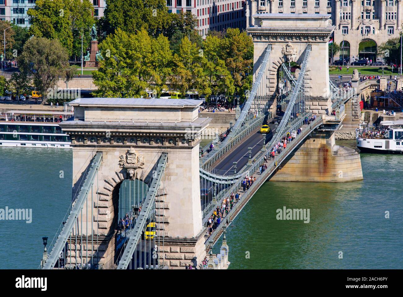 Vista aerea della catena Széchenyi ponte che attraversa il fiume Danubio il collegamento di Buda e Pest, Budapest, Ungheria Foto Stock