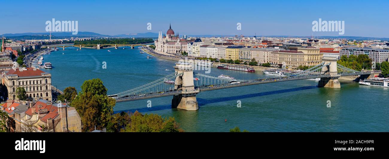 Panorama del parlamento ungherese edificio Széchenyi, il Ponte della Catena, e il fiume Danubio a Budapest, Ungheria Foto Stock