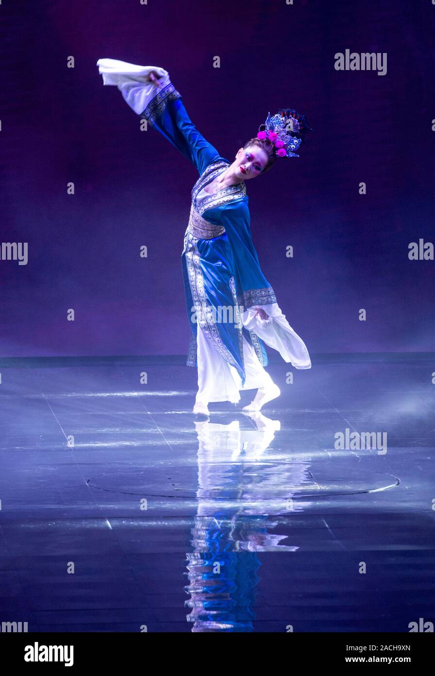 HONG KONG,CINA: dicembre 2,2019 AFC premi annuali. Cinese tradizionale manicotto lungo la danza.Jayne Russell/stock Alamy immagine Foto Stock