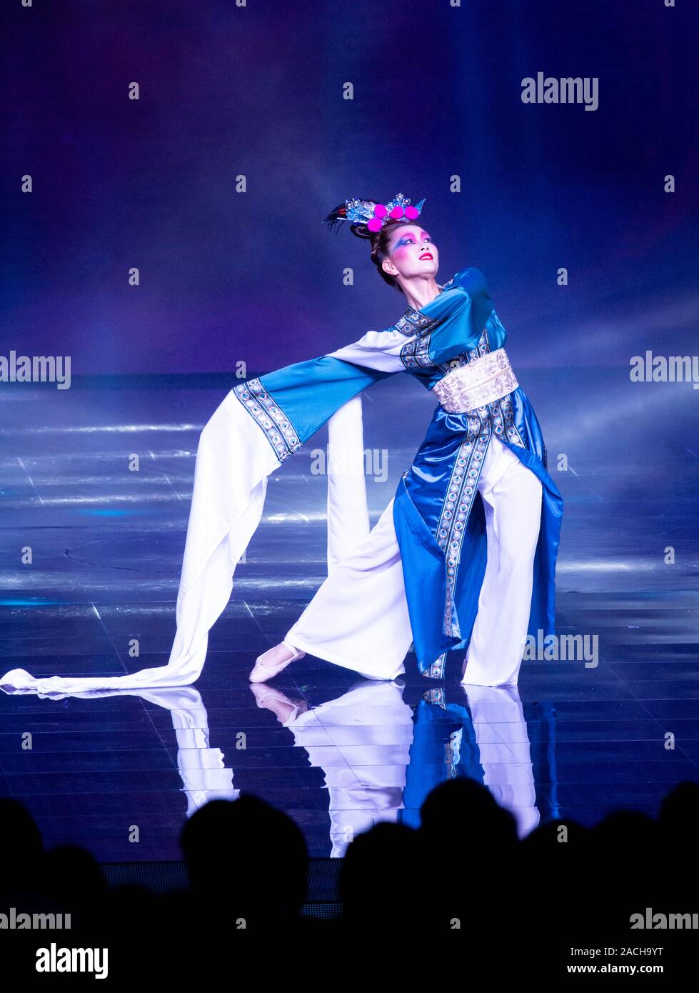 HONG KONG,CINA: dicembre 2,2019 AFC premi annuali. Cinese tradizionale manicotto lungo la danza.Jayne Russell/stock Alamy immagine Foto Stock