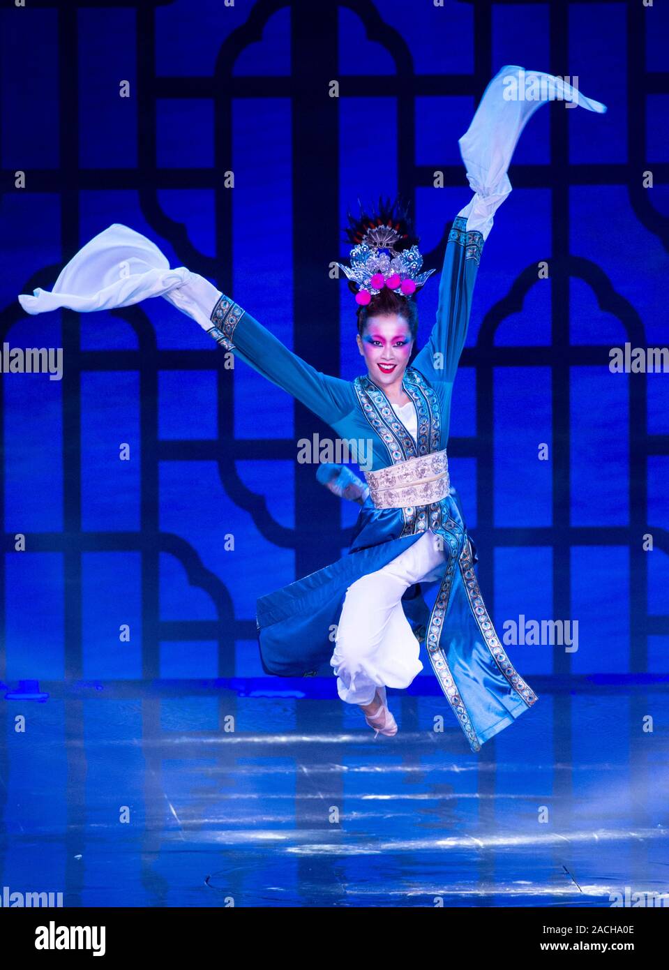 HONG KONG,CINA: dicembre 2,2019 AFC premi annuali. Cinese tradizionale manicotto lungo la danza.Jayne Russell/stock Alamy immagine Foto Stock