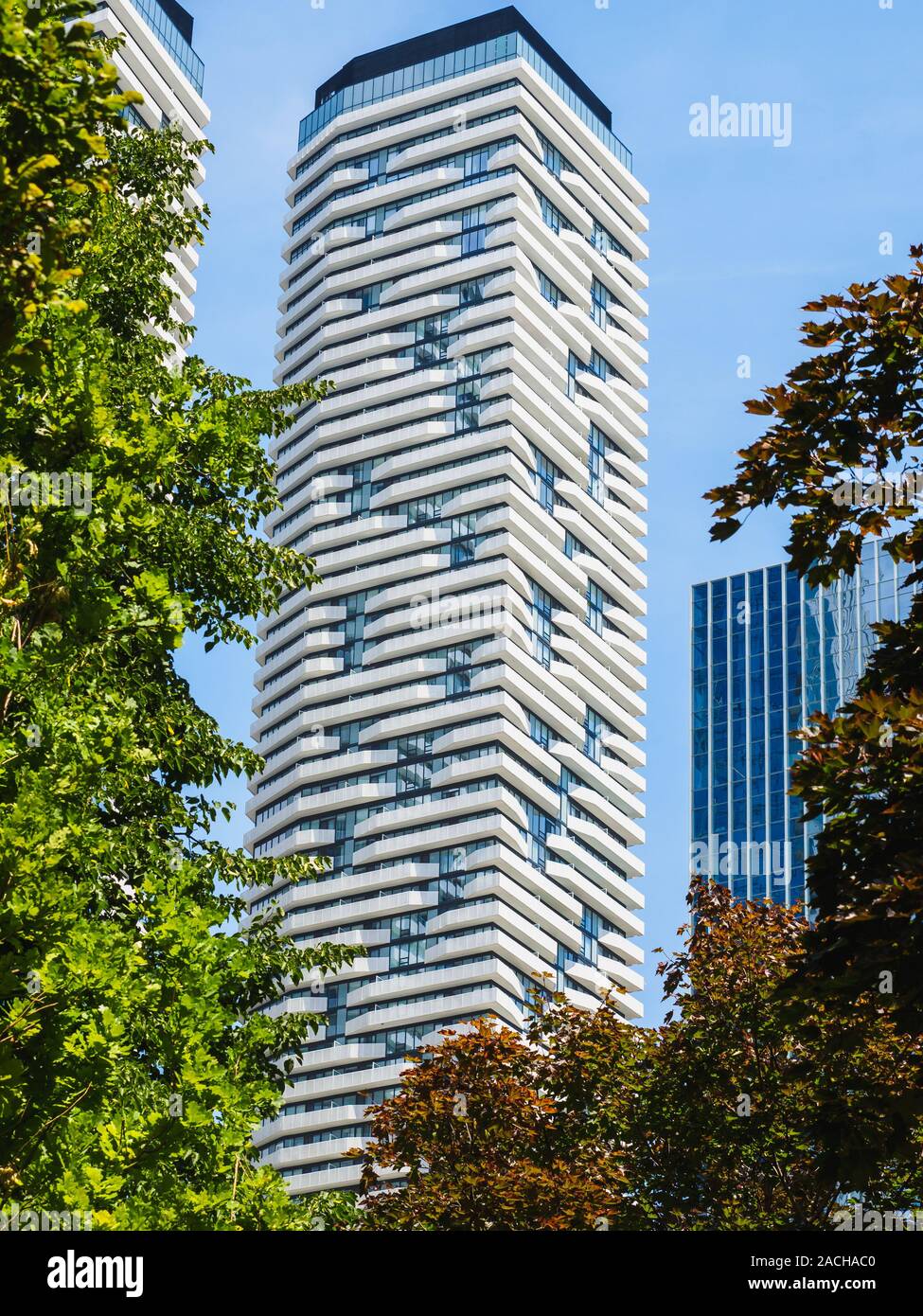 Moderno grattacielo nel centro di Toronto visto tra gli alberi. Foto Stock