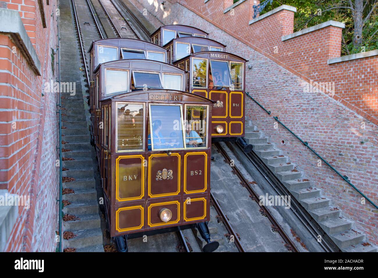 Funicolare Castle Hill di Budapest, una linea ferroviaria che collega la banca del Danubio e il Castello di Buda del distretto di Budapest, Ungheria Foto Stock