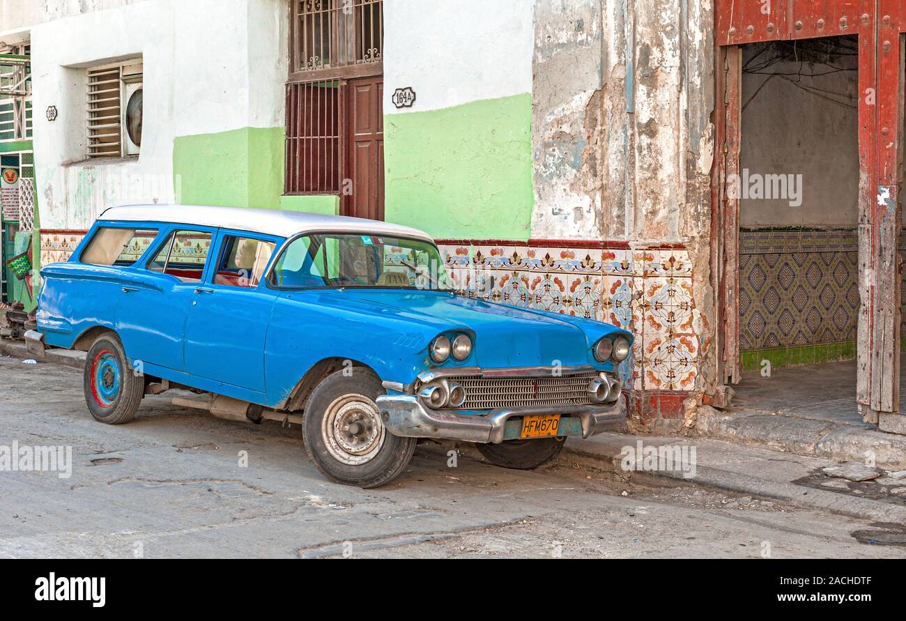 Antiquariato Cav blu station wagon in Havana, Cuba Foto Stock