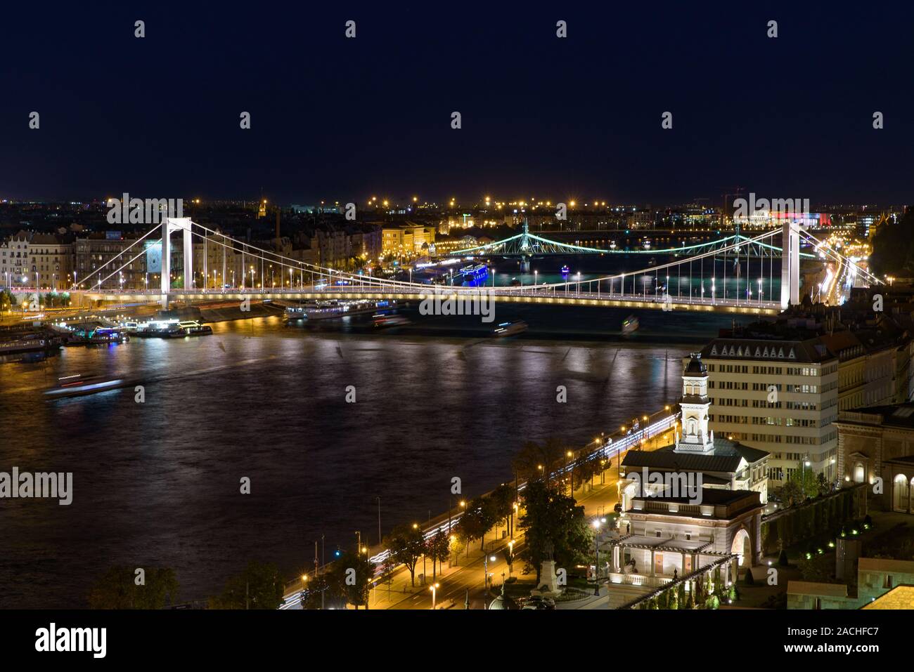 Vista notturna della catena Széchenyi ponte che attraversa il fiume Danubio il collegamento di Buda e Pest, Budapest, Ungheria Foto Stock