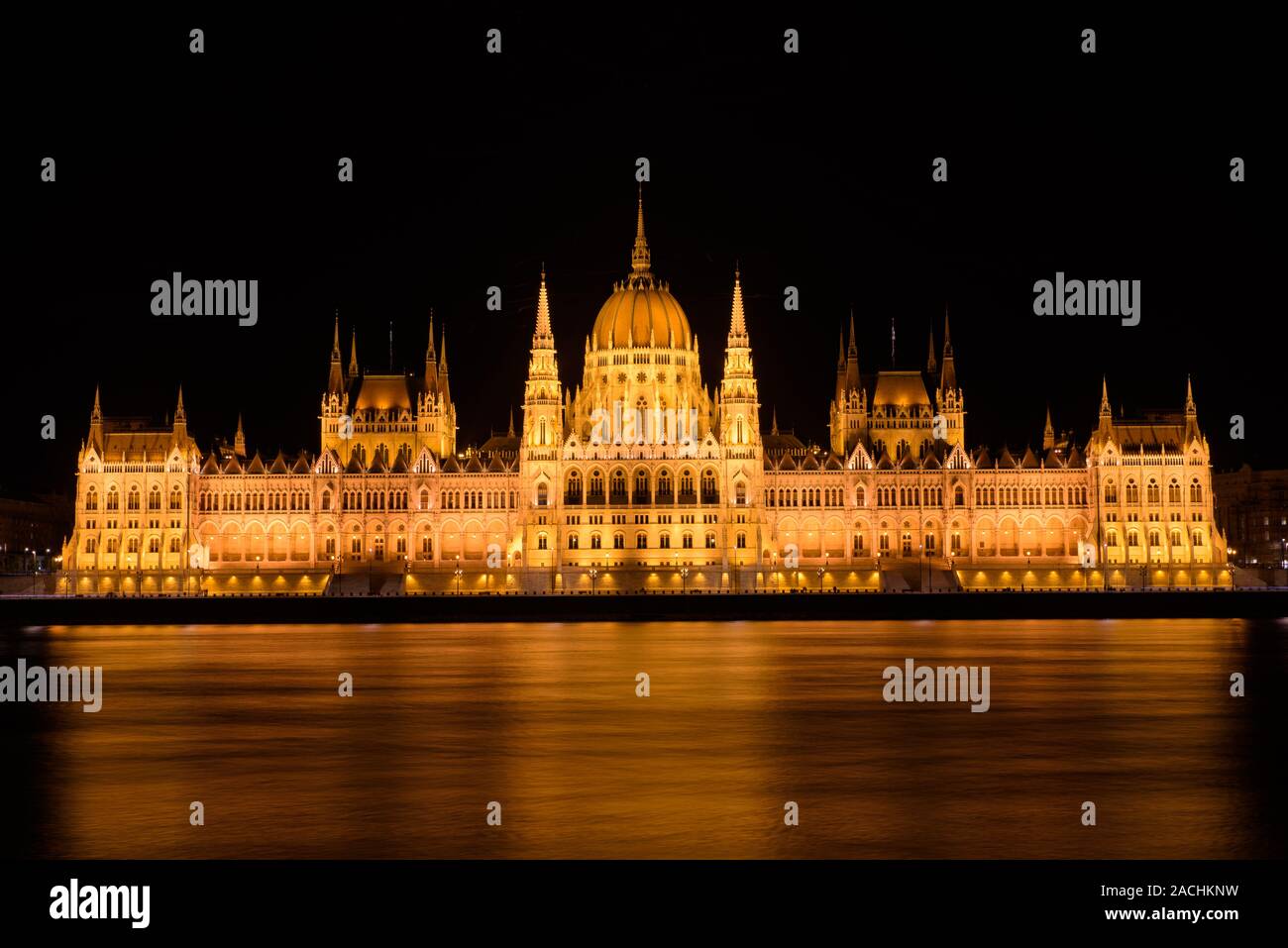 Vista notturna del parlamento ungherese edificio sulle rive del Danubio, Budapest, Ungheria Foto Stock