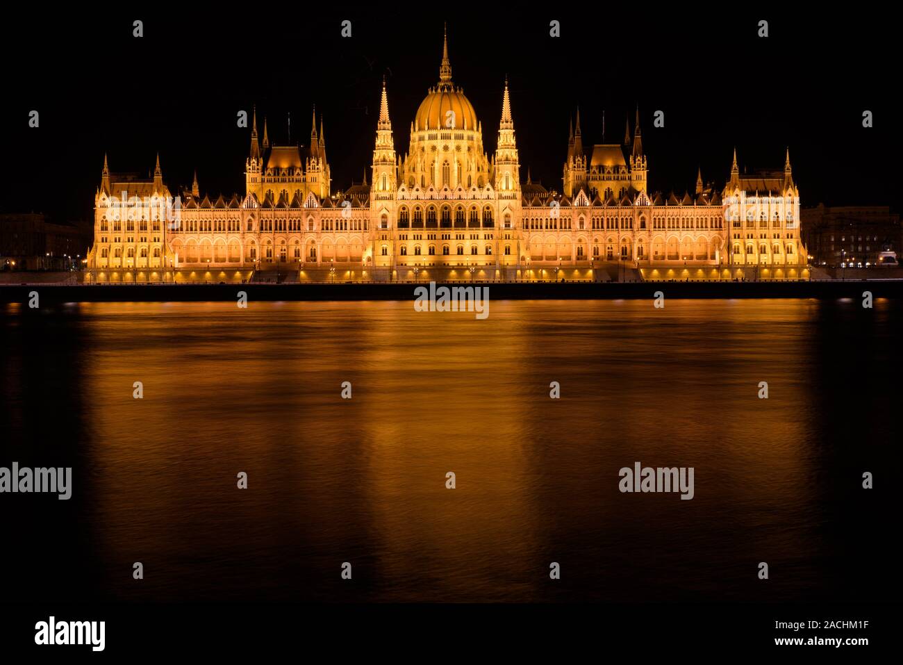 Vista notturna del parlamento ungherese edificio sulle rive del Danubio, Budapest, Ungheria Foto Stock