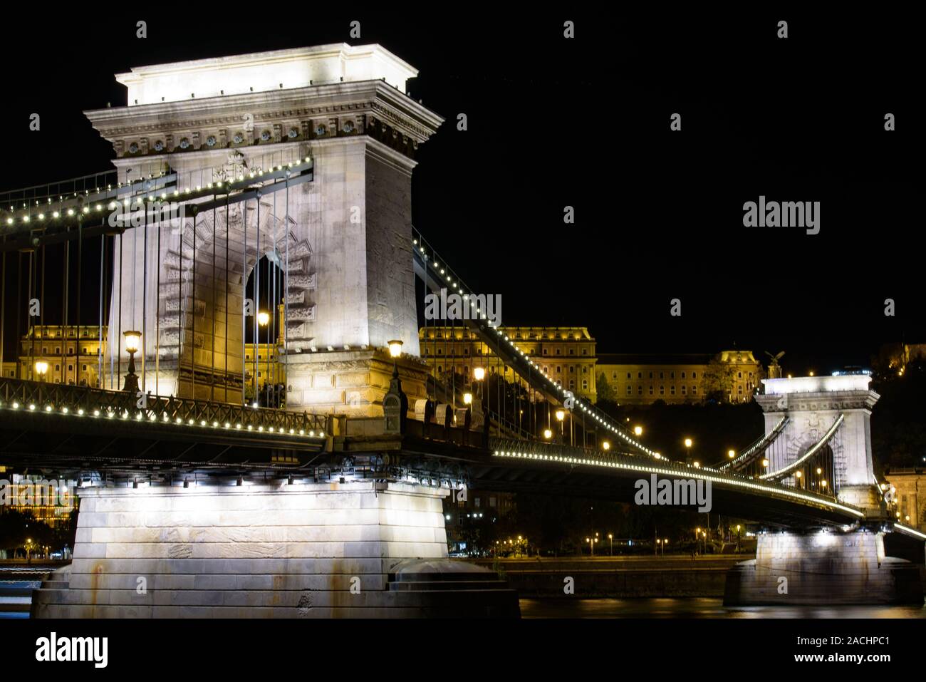 Vista notturna della catena Széchenyi ponte che attraversa il fiume Danubio il collegamento di Buda e Pest, Budapest, Ungheria Foto Stock
