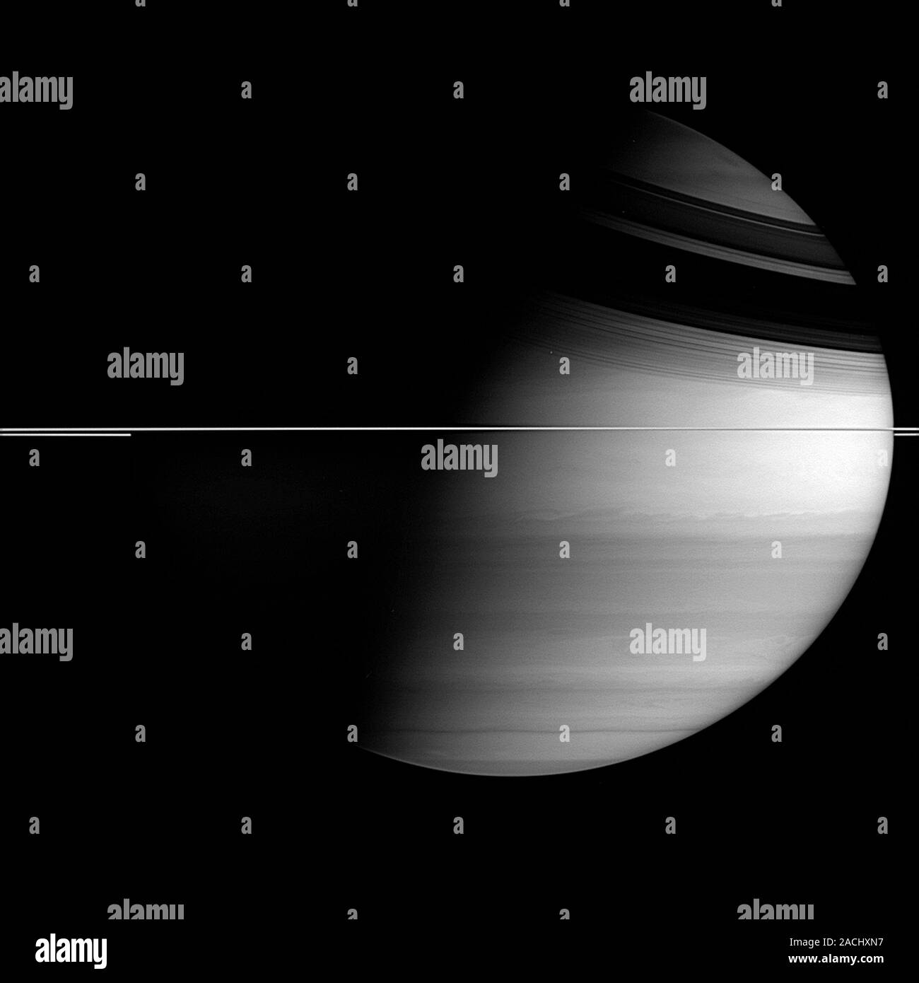 Saturno, Cassini immagine. Del Pianeta anelli sono visibili sul bordo in centro (linea sottile). Essi stanno gettando ombre su Saturno emisfero settentrionale. Il Foto Stock